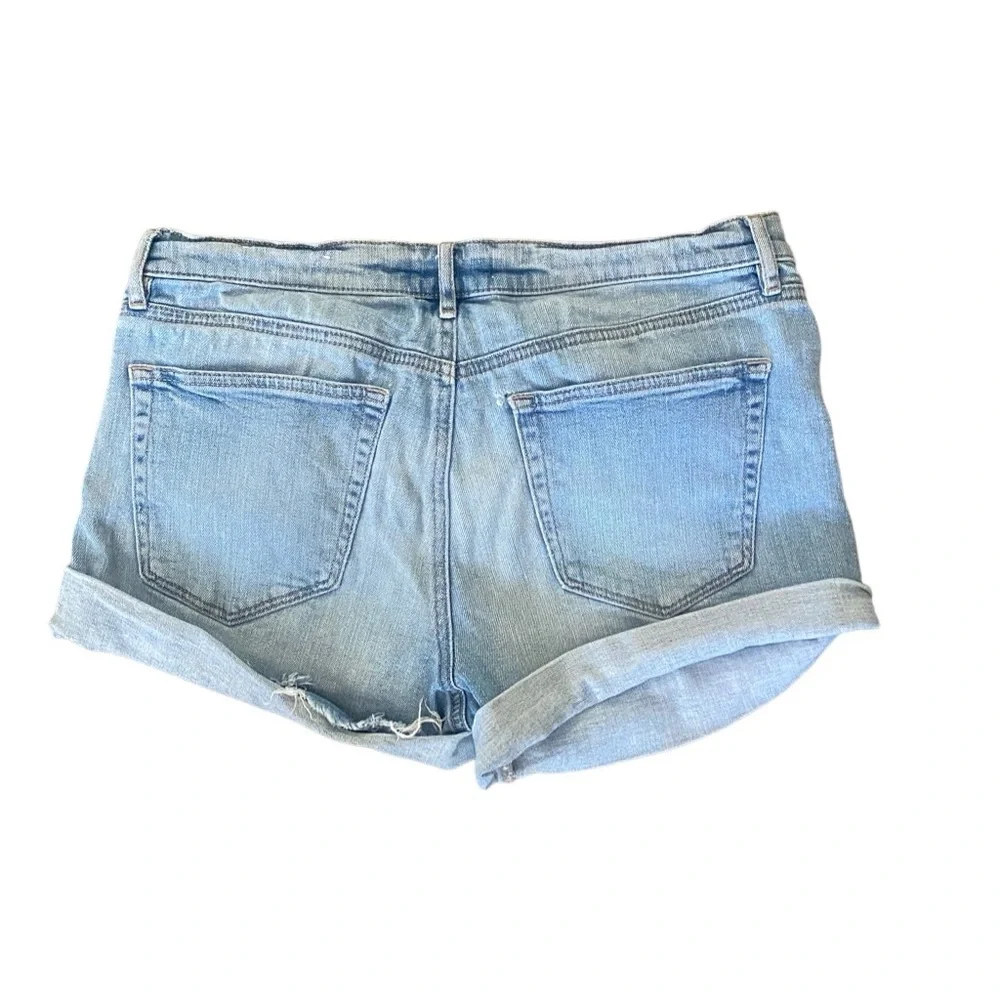 LOFT Light Wash Cuffed Denim Shorts. Size 6/28.